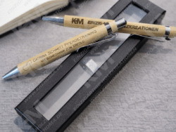 Personalisierter Bambus Kugelschreiber mit Gravur – Holzstift als Geschenk für Büro, Schule & Business