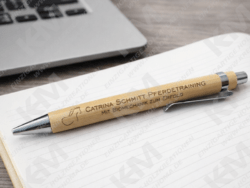 Personalisierter Bambus Kugelschreiber mit Gravur – Holzstift als Geschenk für Büro, Schule & Business
