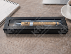 Personalisierter Bambus Kugelschreiber mit Gravur – Holzstift als Geschenk für Büro, Schule & Business